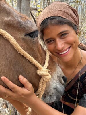 Isadora Cruz Instagram - Guerreiros do Sol venceu o @apcapremio de melhor novela e Irandhivo @irandhirsan melhor ator por Arduíno. Que orgulho imenso da gente ❤️ que honra ter vivido essa história épica, passado por muitas coisas inesquecíveis através de Rosa, pisado naquela terra sagrada, conectado com a minha ancestralidade, aprendido tanto com meus parceiros de cena e amigos pra vida e representado todas as guerreiras sertanejas que lutam até hoje para serem livres.
Gratidão a equipe incansável que ficava debaixo daquele Sol guerrilhando junto, ao elenco que virou família, à natureza que nos deu licença para entrar e sair, ao Sertão que nos abençoou, a Papinha que nos dirigiu brilhantemente e aos autores George e Sergio que escreveram as palavras mais lindas que já saíram da minha boca. Serei eternamente grata por tanto, por tudo, por cada segundo vivendo esse sonho. @globoplay @tvglobo