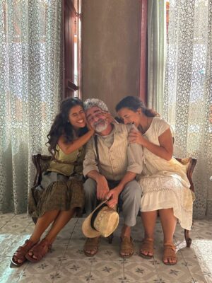 Isadora Cruz Instagram - Guerreiros do Sol venceu o @apcapremio de melhor novela e Irandhivo @irandhirsan melhor ator por Arduíno. Que orgulho imenso da gente ❤️ que honra ter vivido essa história épica, passado por muitas coisas inesquecíveis através de Rosa, pisado naquela terra sagrada, conectado com a minha ancestralidade, aprendido tanto com meus parceiros de cena e amigos pra vida e representado todas as guerreiras sertanejas que lutam até hoje para serem livres.
Gratidão a equipe incansável que ficava debaixo daquele Sol guerrilhando junto, ao elenco que virou família, à natureza que nos deu licença para entrar e sair, ao Sertão que nos abençoou, a Papinha que nos dirigiu brilhantemente e aos autores George e Sergio que escreveram as palavras mais lindas que já saíram da minha boca. Serei eternamente grata por tanto, por tudo, por cada segundo vivendo esse sonho. @globoplay @tvglobo