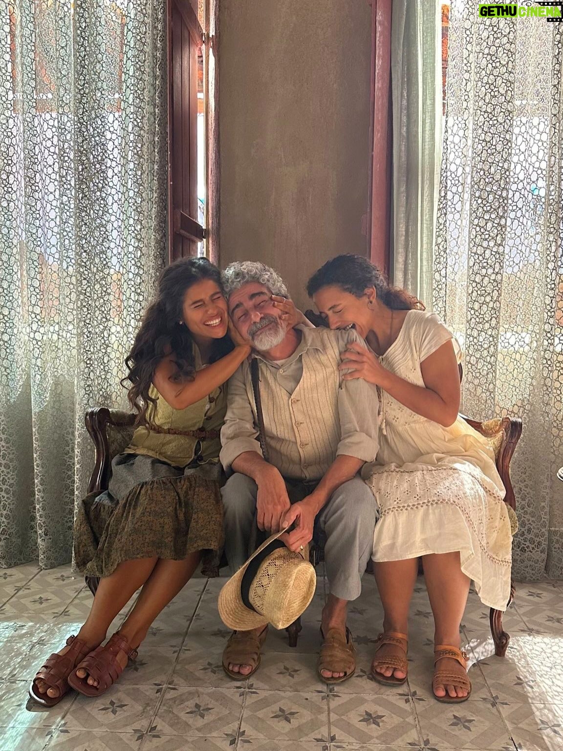 Isadora Cruz - 34.3K Likes - Guerreiros do Sol venceu o @apcapremio de melhor novela e Irandhivo @irandhirsan melhor ator por Arduíno. Que orgulho imenso da gente ❤️ que honra ter vivido essa história épica, passado por muitas coisas inesquecíveis através de Rosa, pisado naquela terra sagrada, conectado com a minha ancestralidade, aprendido tanto com meus parceiros de cena e amigos pra vida e representado todas as guerreiras sertanejas que lutam até hoje para serem livres. 

Gratidão a equipe incansável que ficava debaixo daquele Sol guerrilhando junto, ao elenco que virou família, à natureza que nos deu licença para entrar e sair, ao Sertão que nos abençoou, a Papinha que nos dirigiu brilhantemente e aos autores George e Sergio que escreveram as palavras mais lindas que já saíram da minha boca. Serei eternamente grata por tanto, por tudo, por cada segundo vivendo esse sonho. @globoplay @tvglobo