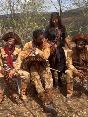 Isadora Cruz Instagram - Guerreiros do Sol venceu o @apcapremio de melhor novela e Irandhivo @irandhirsan melhor ator por Arduíno. Que orgulho imenso da gente ❤️ que honra ter vivido essa história épica, passado por muitas coisas inesquecíveis através de Rosa, pisado naquela terra sagrada, conectado com a minha ancestralidade, aprendido tanto com meus parceiros de cena e amigos pra vida e representado todas as guerreiras sertanejas que lutam até hoje para serem livres. 

Gratidão a equipe incansável que ficava debaixo daquele Sol guerrilhando junto, ao elenco que virou família, à natureza que nos deu licença para entrar e sair, ao Sertão que nos abençoou, a Papinha que nos dirigiu brilhantemente e aos autores George e Sergio que escreveram as palavras mais lindas que já saíram da minha boca. Serei eternamente grata por tanto, por tudo, por cada segundo vivendo esse sonho. @globoplay @tvglobo