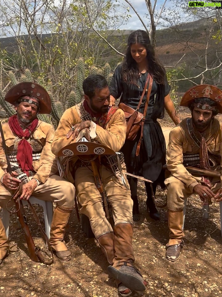 Isadora Cruz - 34.3K Likes - Guerreiros do Sol venceu o @apcapremio de melhor novela e Irandhivo @irandhirsan melhor ator por Arduíno. Que orgulho imenso da gente ❤️ que honra ter vivido essa história épica, passado por muitas coisas inesquecíveis através de Rosa, pisado naquela terra sagrada, conectado com a minha ancestralidade, aprendido tanto com meus parceiros de cena e amigos pra vida e representado todas as guerreiras sertanejas que lutam até hoje para serem livres. 

Gratidão a equipe incansável que ficava debaixo daquele Sol guerrilhando junto, ao elenco que virou família, à natureza que nos deu licença para entrar e sair, ao Sertão que nos abençoou, a Papinha que nos dirigiu brilhantemente e aos autores George e Sergio que escreveram as palavras mais lindas que já saíram da minha boca. Serei eternamente grata por tanto, por tudo, por cada segundo vivendo esse sonho. @globoplay @tvglobo