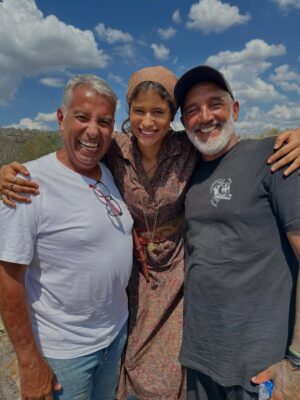 Isadora Cruz Instagram - Guerreiros do Sol venceu o @apcapremio de melhor novela e Irandhivo @irandhirsan melhor ator por Arduíno. Que orgulho imenso da gente ❤️ que honra ter vivido essa história épica, passado por muitas coisas inesquecíveis através de Rosa, pisado naquela terra sagrada, conectado com a minha ancestralidade, aprendido tanto com meus parceiros de cena e amigos pra vida e representado todas as guerreiras sertanejas que lutam até hoje para serem livres.
Gratidão a equipe incansável que ficava debaixo daquele Sol guerrilhando junto, ao elenco que virou família, à natureza que nos deu licença para entrar e sair, ao Sertão que nos abençoou, a Papinha que nos dirigiu brilhantemente e aos autores George e Sergio que escreveram as palavras mais lindas que já saíram da minha boca. Serei eternamente grata por tanto, por tudo, por cada segundo vivendo esse sonho. @globoplay @tvglobo