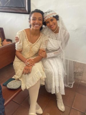 Isadora Cruz Instagram - Guerreiros do Sol venceu o @apcapremio de melhor novela e Irandhivo @irandhirsan melhor ator por Arduíno. Que orgulho imenso da gente ❤️ que honra ter vivido essa história épica, passado por muitas coisas inesquecíveis através de Rosa, pisado naquela terra sagrada, conectado com a minha ancestralidade, aprendido tanto com meus parceiros de cena e amigos pra vida e representado todas as guerreiras sertanejas que lutam até hoje para serem livres.
Gratidão a equipe incansável que ficava debaixo daquele Sol guerrilhando junto, ao elenco que virou família, à natureza que nos deu licença para entrar e sair, ao Sertão que nos abençoou, a Papinha que nos dirigiu brilhantemente e aos autores George e Sergio que escreveram as palavras mais lindas que já saíram da minha boca. Serei eternamente grata por tanto, por tudo, por cada segundo vivendo esse sonho. @globoplay @tvglobo