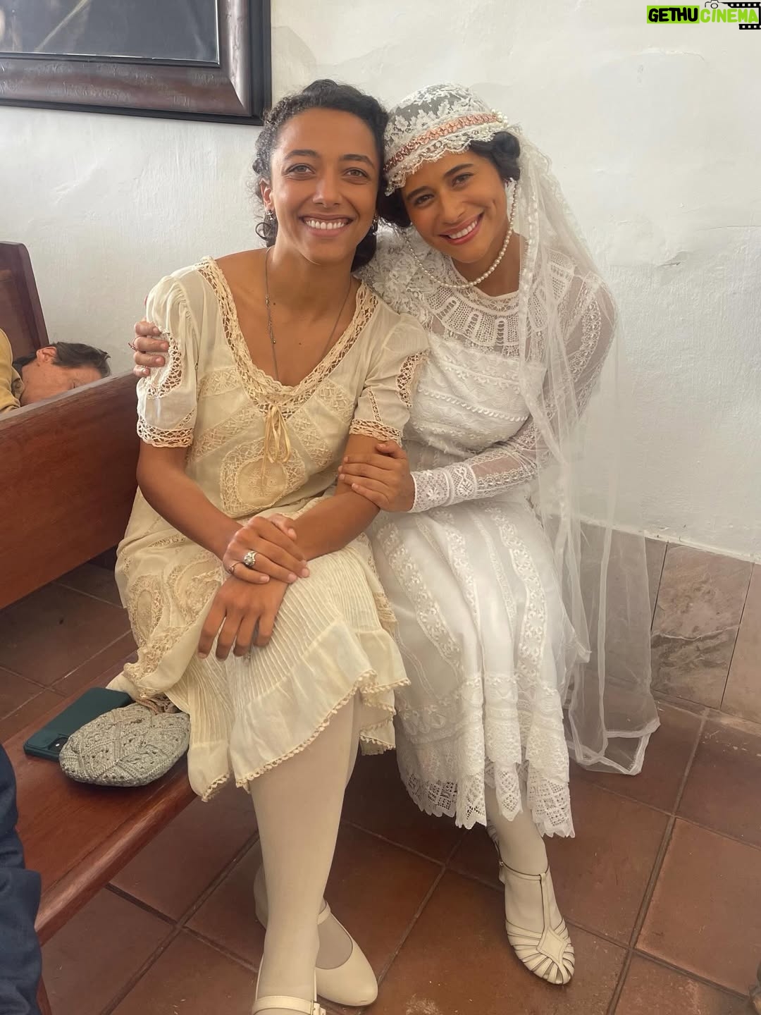 Isadora Cruz - 34.3K Likes - Guerreiros do Sol venceu o @apcapremio de melhor novela e Irandhivo @irandhirsan melhor ator por Arduíno. Que orgulho imenso da gente ❤️ que honra ter vivido essa história épica, passado por muitas coisas inesquecíveis através de Rosa, pisado naquela terra sagrada, conectado com a minha ancestralidade, aprendido tanto com meus parceiros de cena e amigos pra vida e representado todas as guerreiras sertanejas que lutam até hoje para serem livres. 

Gratidão a equipe incansável que ficava debaixo daquele Sol guerrilhando junto, ao elenco que virou família, à natureza que nos deu licença para entrar e sair, ao Sertão que nos abençoou, a Papinha que nos dirigiu brilhantemente e aos autores George e Sergio que escreveram as palavras mais lindas que já saíram da minha boca. Serei eternamente grata por tanto, por tudo, por cada segundo vivendo esse sonho. @globoplay @tvglobo