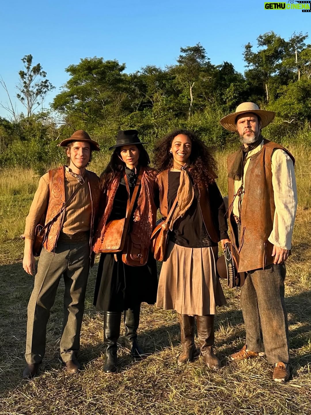 Isadora Cruz - 34.3K Likes - Guerreiros do Sol venceu o @apcapremio de melhor novela e Irandhivo @irandhirsan melhor ator por Arduíno. Que orgulho imenso da gente ❤️ que honra ter vivido essa história épica, passado por muitas coisas inesquecíveis através de Rosa, pisado naquela terra sagrada, conectado com a minha ancestralidade, aprendido tanto com meus parceiros de cena e amigos pra vida e representado todas as guerreiras sertanejas que lutam até hoje para serem livres. 

Gratidão a equipe incansável que ficava debaixo daquele Sol guerrilhando junto, ao elenco que virou família, à natureza que nos deu licença para entrar e sair, ao Sertão que nos abençoou, a Papinha que nos dirigiu brilhantemente e aos autores George e Sergio que escreveram as palavras mais lindas que já saíram da minha boca. Serei eternamente grata por tanto, por tudo, por cada segundo vivendo esse sonho. @globoplay @tvglobo