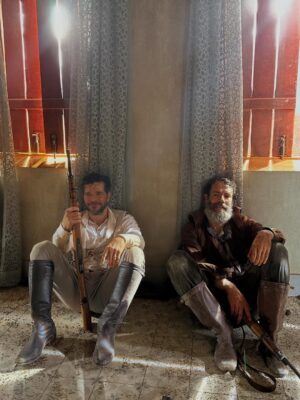 Isadora Cruz Instagram - Guerreiros do Sol venceu o @apcapremio de melhor novela e Irandhivo @irandhirsan melhor ator por Arduíno. Que orgulho imenso da gente ❤️ que honra ter vivido essa história épica, passado por muitas coisas inesquecíveis através de Rosa, pisado naquela terra sagrada, conectado com a minha ancestralidade, aprendido tanto com meus parceiros de cena e amigos pra vida e representado todas as guerreiras sertanejas que lutam até hoje para serem livres.
Gratidão a equipe incansável que ficava debaixo daquele Sol guerrilhando junto, ao elenco que virou família, à natureza que nos deu licença para entrar e sair, ao Sertão que nos abençoou, a Papinha que nos dirigiu brilhantemente e aos autores George e Sergio que escreveram as palavras mais lindas que já saíram da minha boca. Serei eternamente grata por tanto, por tudo, por cada segundo vivendo esse sonho. @globoplay @tvglobo