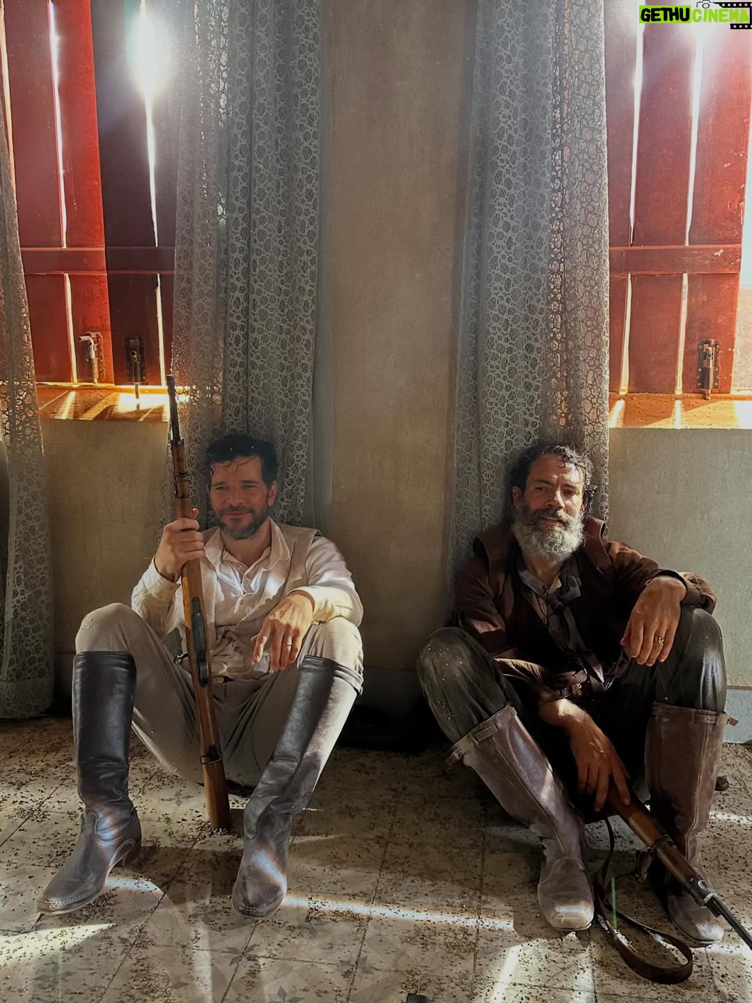 Isadora Cruz - 34.3K Likes - Guerreiros do Sol venceu o @apcapremio de melhor novela e Irandhivo @irandhirsan melhor ator por Arduíno. Que orgulho imenso da gente ❤️ que honra ter vivido essa história épica, passado por muitas coisas inesquecíveis através de Rosa, pisado naquela terra sagrada, conectado com a minha ancestralidade, aprendido tanto com meus parceiros de cena e amigos pra vida e representado todas as guerreiras sertanejas que lutam até hoje para serem livres. 

Gratidão a equipe incansável que ficava debaixo daquele Sol guerrilhando junto, ao elenco que virou família, à natureza que nos deu licença para entrar e sair, ao Sertão que nos abençoou, a Papinha que nos dirigiu brilhantemente e aos autores George e Sergio que escreveram as palavras mais lindas que já saíram da minha boca. Serei eternamente grata por tanto, por tudo, por cada segundo vivendo esse sonho. @globoplay @tvglobo