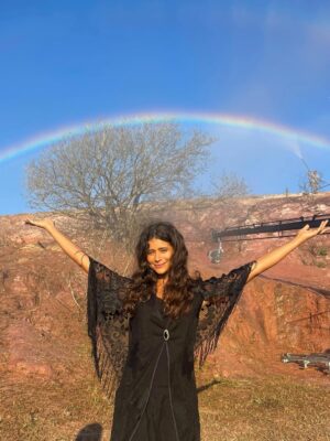 Isadora Cruz Instagram - Guerreiros do Sol venceu o @apcapremio de melhor novela e Irandhivo @irandhirsan melhor ator por Arduíno. Que orgulho imenso da gente ❤️ que honra ter vivido essa história épica, passado por muitas coisas inesquecíveis através de Rosa, pisado naquela terra sagrada, conectado com a minha ancestralidade, aprendido tanto com meus parceiros de cena e amigos pra vida e representado todas as guerreiras sertanejas que lutam até hoje para serem livres.
Gratidão a equipe incansável que ficava debaixo daquele Sol guerrilhando junto, ao elenco que virou família, à natureza que nos deu licença para entrar e sair, ao Sertão que nos abençoou, a Papinha que nos dirigiu brilhantemente e aos autores George e Sergio que escreveram as palavras mais lindas que já saíram da minha boca. Serei eternamente grata por tanto, por tudo, por cada segundo vivendo esse sonho. @globoplay @tvglobo