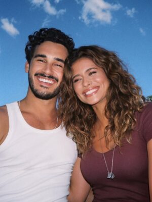 Isadora Cruz Instagram - Hoje é o dia do GRANDE REENCONTRO entre João Raul e Agrado! 😍 Já sou muito apaixonada por esses dois! Não percam, em #CoraçãoAcelerado! ❤️🔥