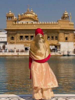 Isha Malviya Instagram - sabar ke baad shukar ka waqt aata hai.🙏🏻
#grateful #blessed 
.
Thankyou waheguru ji for this new beginning
"ishqan de lekhe" is releasing in theatres on 6th march 2026, dil se thankyou un sabhi ka jo har khushi or dukh ke pal me mere sath khade rahe, meri debut punjabi film ko bhi utna hi pyaar dena doston, likhna toh bohot kuch hai par samjh nahi aaraha khushi ko shabdon me kaise bayan karu, i hope aap sab ko "jasneet" pasand aaegi, can't wait to see you all on 6th march, love you all!🥹❤️🫶🏻🧿🎬
.
#ishqandelekhe #ishamalviya #waheguru