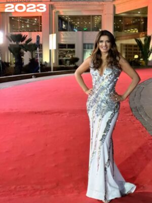 Ivette Vergara Instagram - A propósito de la Gala de Viña del Mar, acá les dejo una selección de los looks que me acompañaron en distintas noches tan especiales✨
Cada uno guarda una historia, una emoción y, sobre todo, el trabajo de un equipo enorme detrás de escena. Diseñadores, estilistas, maquilladores, peluqueros, productores y tantas personas que hacen posible que todo se vea y se sienta como un momento único🙌🏼♥️
Nada de esto es individual….Es trabajo en conjunto, horas de dedicación, detalles cuidados y mucho amor por lo que se hace♥️✨
Gracias por cada prueba, cada ajuste de último minuto, cada idea compartida y cada energía linda antes de salir a escena🙌🏼
La moda es sólo la parte visible porque detrás hay talento, profesionalismo y personas increíbles construyendo algo hermoso☄️
Que cada gala siga siendo un espacio para celebrar el arte, el trabajo en equipo y las ganas de hacerlo cada vez mejor♥️✨