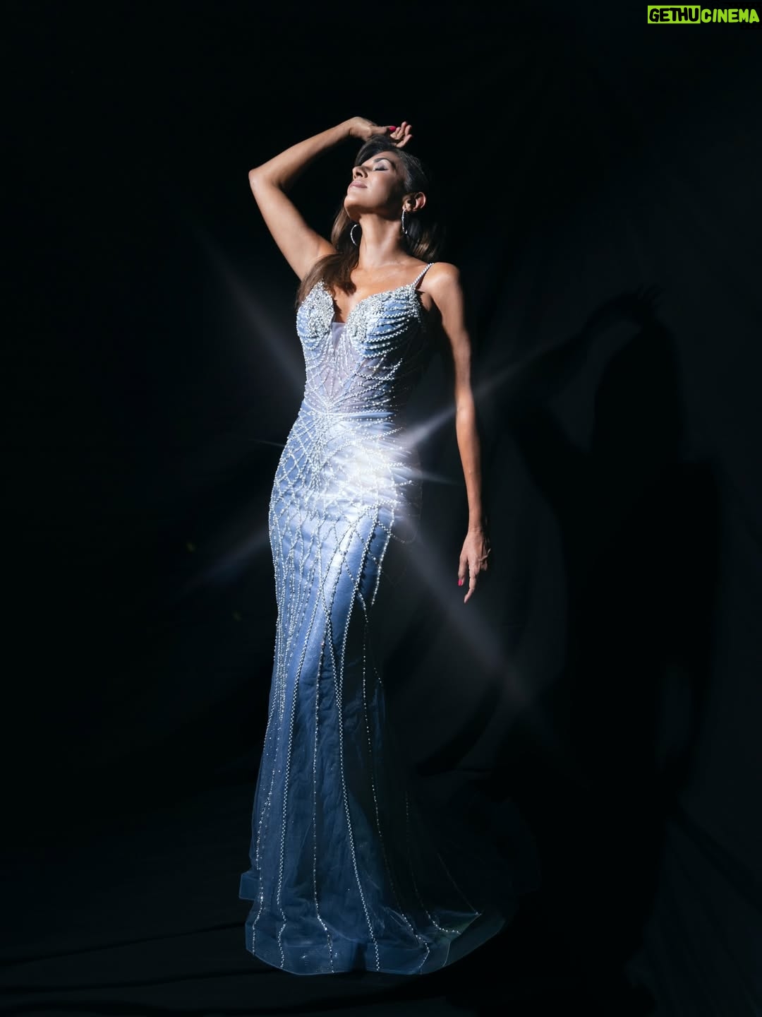 Ivette Vergara - 27.5K Likes - Último look para la gran semana Peñaflorina
Vivimos música, talento, emprendedores, familias completas disfrutando, bailando y una energía increíble en este festival☄️
Gracias por el cariño, por la vibra y por hacer de esos días un recuerdo que queda para siempre 💙

Vestido: @vestidosunique 
Maquillaje y peinado: @tyaredreyer 
Pelo y uñas: @elevenstudioladehesa 
Fotos: @nelsssonrafael