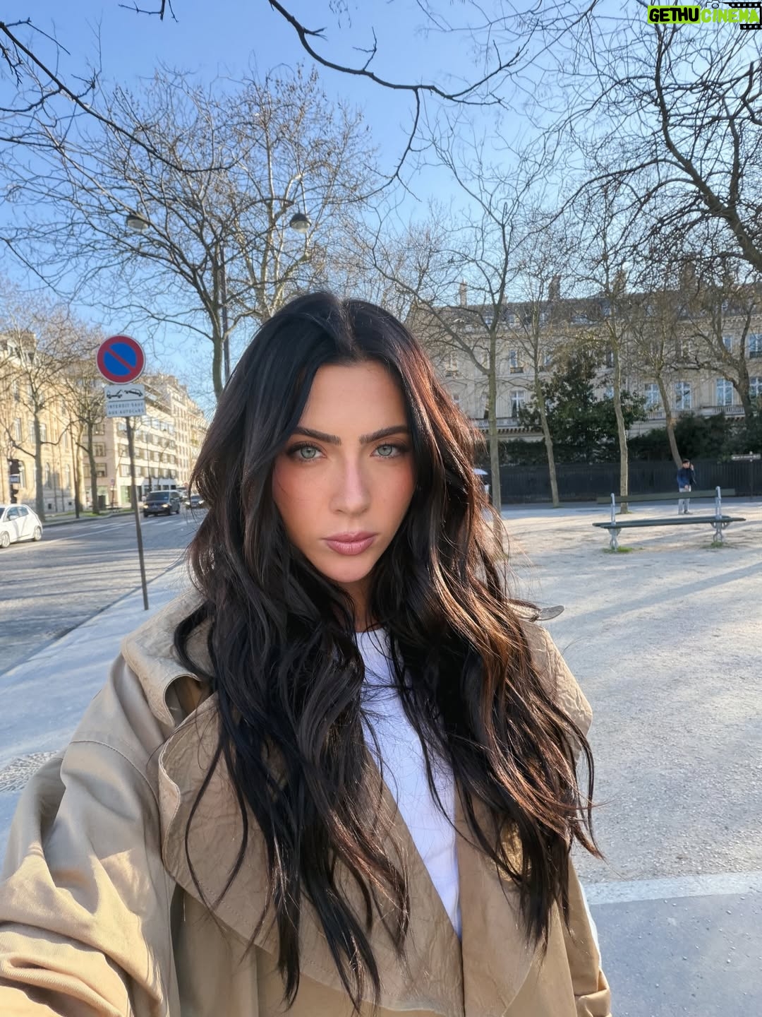 Jade Picon - 645.7K Likes - salut paris 🇫🇷