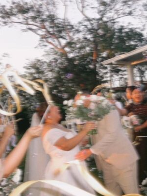 Janine Gutierrez Instagram - family day 🤍

congratulations uncle ken and sam!!!! Ken and I grew up together, along with all of mama's siblings and I'm so happy for him!!! celebrating you and your family always, Ken, Sam & Summer!! 🤍 🤍

also sinulit na namin ang chance na magpa-picture sa parents ala graduation. kita na kung sino ang kamukha nino!!!! so grateful to always celebrate and spend time with both of you, mama and papa :)