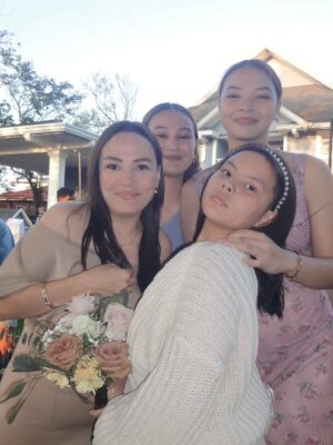 Janine Gutierrez Instagram - family day 🤍

congratulations uncle ken and sam!!!! Ken and I grew up together, along with all of mama's siblings and I'm so happy for him!!! celebrating you and your family always, Ken, Sam & Summer!! 🤍 🤍

also sinulit na namin ang chance na magpa-picture sa parents ala graduation. kita na kung sino ang kamukha nino!!!! so grateful to always celebrate and spend time with both of you, mama and papa :)