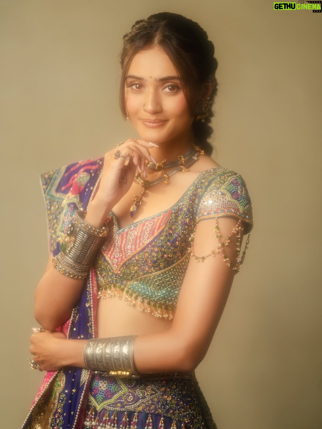 Janki Bodiwala - 190.4K Likes - Gujarati wedding are the best 🤌🏻
Styled by @idivyeshtalaviya
HMU - @aanalsavaliya 
Outfit by @samta_gaudani
Jewellery by @aham_jewellery
Captured by @deepjoshiii_ 
Styling Team @styledbydivyesh @vaidehi1312