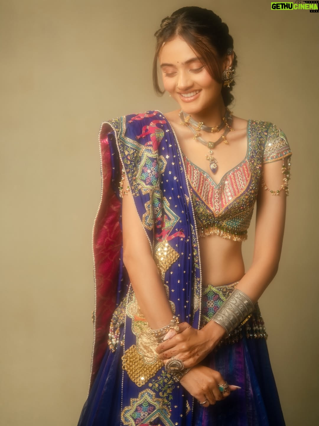 Janki Bodiwala - 190.4K Likes - Gujarati wedding are the best 🤌🏻
Styled by @idivyeshtalaviya
HMU - @aanalsavaliya 
Outfit by @samta_gaudani
Jewellery by @aham_jewellery
Captured by @deepjoshiii_ 
Styling Team @styledbydivyesh @vaidehi1312