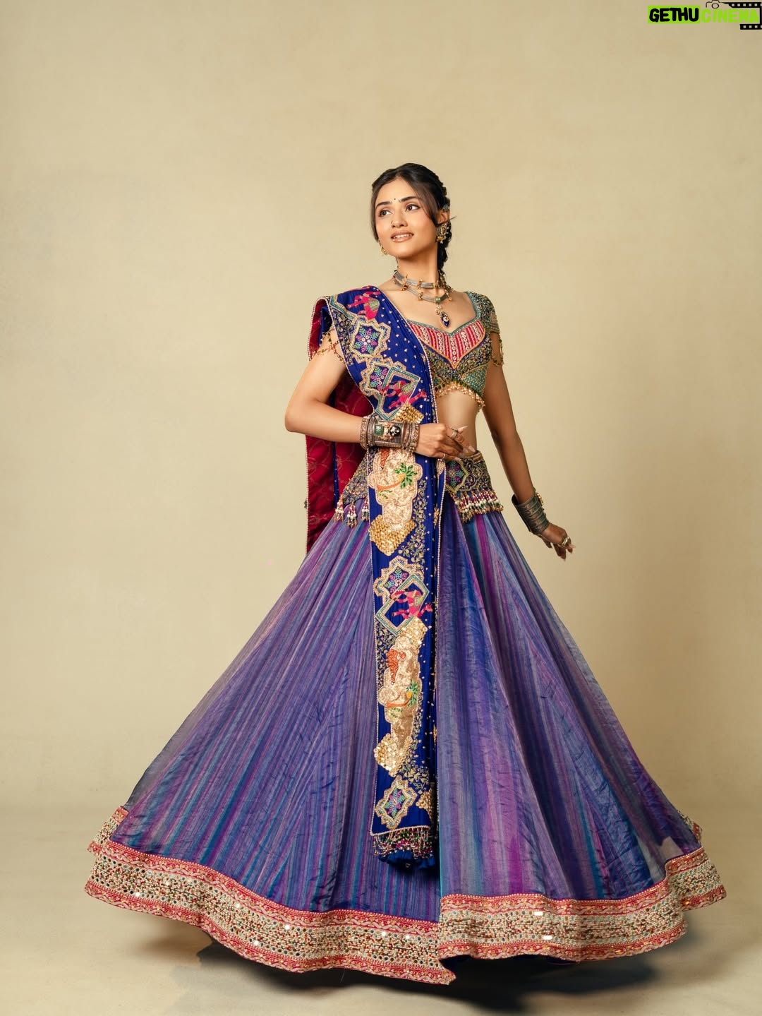 Janki Bodiwala - 190.4K Likes - Gujarati wedding are the best 🤌🏻
Styled by @idivyeshtalaviya
HMU - @aanalsavaliya 
Outfit by @samta_gaudani
Jewellery by @aham_jewellery
Captured by @deepjoshiii_ 
Styling Team @styledbydivyesh @vaidehi1312