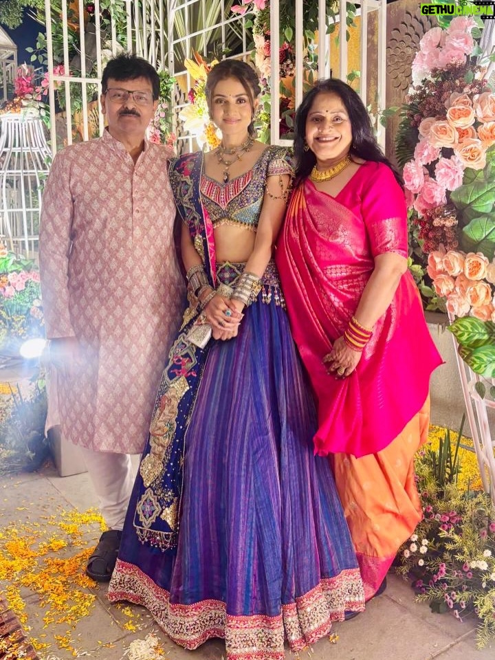 Janki Bodiwala - 190.4K Likes - Gujarati wedding are the best 🤌🏻
Styled by @idivyeshtalaviya
HMU - @aanalsavaliya 
Outfit by @samta_gaudani
Jewellery by @aham_jewellery
Captured by @deepjoshiii_ 
Styling Team @styledbydivyesh @vaidehi1312