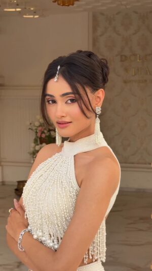 Janki Bodiwala Instagram - In Gujarati we don’t say you are beautiful we say 👆🏻❤️🤭
 
Styled by:- @idivyeshtalaviya 
Wearing:- @vastra_by_ps
HMUA:- @jasmine_beauty_care
Jewellery:- @7thavenuejewellery
Bag:- @torino_india
Nails by @dnailstudio1 
Styling Team:- @vaidehi1312 @styledbydivyesh