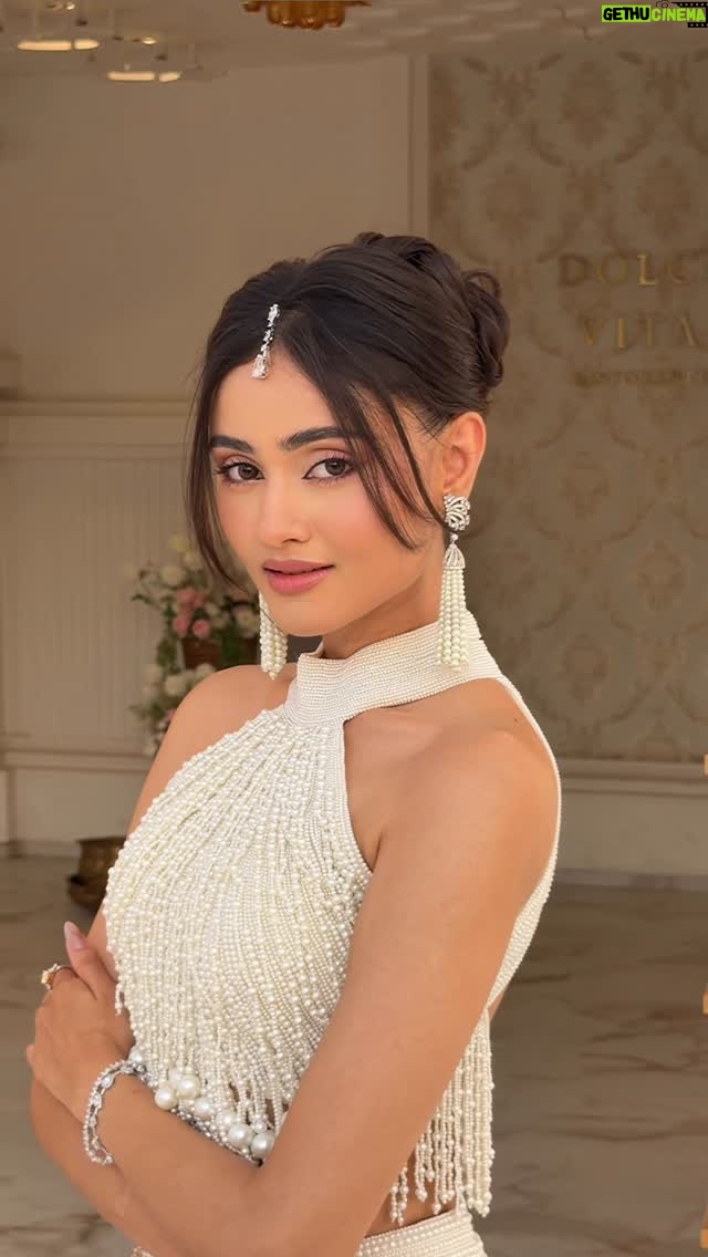 Janki Bodiwala - 203K Likes - In Gujarati we don’t say you are beautiful we say 👆🏻❤️🤭
 
Styled by:- @idivyeshtalaviya 
Wearing:- @vastra_by_ps
HMUA:- @jasmine_beauty_care
Jewellery:- @7thavenuejewellery
Bag:- @torino_india
Nails by @dnailstudio1 
Styling Team:- @vaidehi1312 @styledbydivyesh