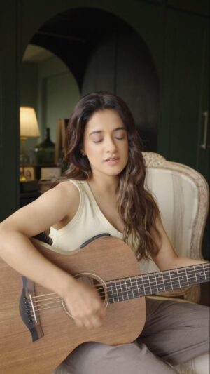 Jasleen Royal Instagram - Tum bin soona ghar lagta hai 🌊🥀
Say what you never got to say. Tap the Koi Naam banner & make your reel.