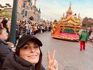 Jenifer Instagram - Toujours heureuse et émerveillée dans ce monde féerique.
Merci @disneylandparis 🙏🏼✨💫✨
