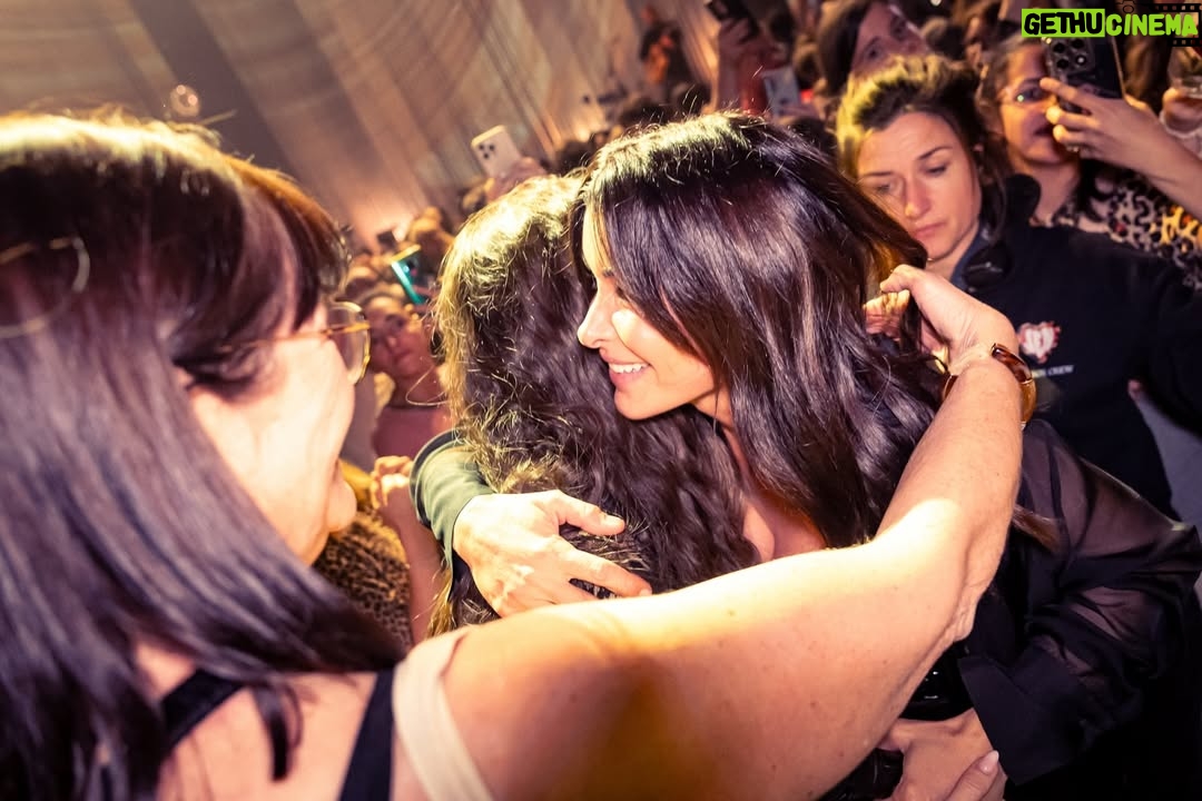 Jenifer - 13K Likes - Je vais mettre quelques temps à me remettre de cette tournée si particulière…
Le jukebox tour 🐆ce pari un peu fou où chaque soir vous choisissiez les chansons que vous aviez envie de réentendre, c’était un sacré beau voyage en tous cas❤️,que nous avons vécu ensemble, de scène en scène et de chanson en chanson. 
Depuis 25 ans, votre fidélité, votre bienveillance et votre générosité me portent et me donnent la force, la joie et l’inspiration de continuer. Vous avez transformé chaque concert en un moment unique et profondément partagé. Merci du fond du cœur pour tout ce que vous m’avez donné. Cette tournée vous est dédiée et j’ai déjà hâte de vous retrouver pour la suite. 
Vous me manquez déjà ❤️

Un immense merci à toute l’équipe qui m’a accompagnée tout au long de cette tournée. Votre investissement, votre professionnalisme et votre énergie ont fait toute la différence et ont rendu ce projet possible . Merci pour votre soutien, votre disponibilité et l’engagement que vous avez mis à chaque étape. Cette aventure n’aurait clairement pas été la même sans vous❤️
Tiri, Cimdy, Chloé, Ben toute l’équipe d’arachnée, Carla, Clément, Nelly, Anna, Gilou, Ralph, Steph, Elias, Tim, Boom, Erwann David, Jeckel, Greg, Éléonore, Maxime,  Simba Obelix, Gérard, Chloé et toute l’équipe du merch, Defré, Isaac, Olivier Laurent 
Samira, Stéphane tasi, Pix et Whuddy