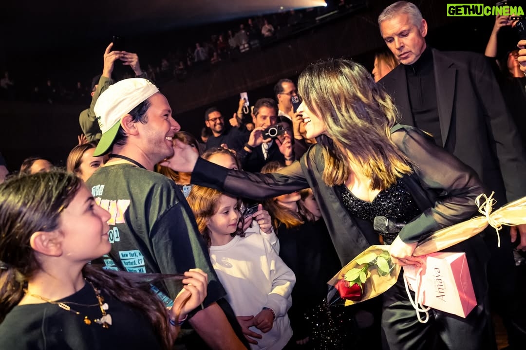 Jenifer - 13K Likes - Je vais mettre quelques temps à me remettre de cette tournée si particulière…
Le jukebox tour 🐆ce pari un peu fou où chaque soir vous choisissiez les chansons que vous aviez envie de réentendre, c’était un sacré beau voyage en tous cas❤️,que nous avons vécu ensemble, de scène en scène et de chanson en chanson. 
Depuis 25 ans, votre fidélité, votre bienveillance et votre générosité me portent et me donnent la force, la joie et l’inspiration de continuer. Vous avez transformé chaque concert en un moment unique et profondément partagé. Merci du fond du cœur pour tout ce que vous m’avez donné. Cette tournée vous est dédiée et j’ai déjà hâte de vous retrouver pour la suite. 
Vous me manquez déjà ❤️

Un immense merci à toute l’équipe qui m’a accompagnée tout au long de cette tournée. Votre investissement, votre professionnalisme et votre énergie ont fait toute la différence et ont rendu ce projet possible . Merci pour votre soutien, votre disponibilité et l’engagement que vous avez mis à chaque étape. Cette aventure n’aurait clairement pas été la même sans vous❤️
Tiri, Cimdy, Chloé, Ben toute l’équipe d’arachnée, Carla, Clément, Nelly, Anna, Gilou, Ralph, Steph, Elias, Tim, Boom, Erwann David, Jeckel, Greg, Éléonore, Maxime,  Simba Obelix, Gérard, Chloé et toute l’équipe du merch, Defré, Isaac, Olivier Laurent 
Samira, Stéphane tasi, Pix et Whuddy