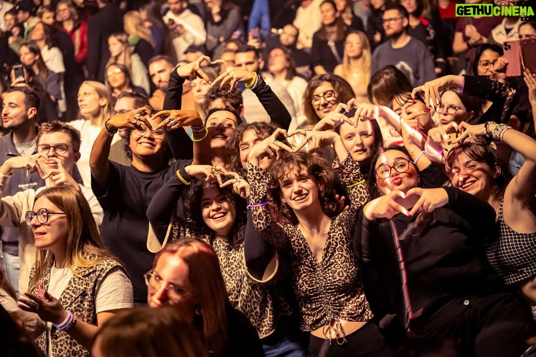 Jenifer - 13K Likes - Je vais mettre quelques temps à me remettre de cette tournée si particulière…
Le jukebox tour 🐆ce pari un peu fou où chaque soir vous choisissiez les chansons que vous aviez envie de réentendre, c’était un sacré beau voyage en tous cas❤️,que nous avons vécu ensemble, de scène en scène et de chanson en chanson. 
Depuis 25 ans, votre fidélité, votre bienveillance et votre générosité me portent et me donnent la force, la joie et l’inspiration de continuer. Vous avez transformé chaque concert en un moment unique et profondément partagé. Merci du fond du cœur pour tout ce que vous m’avez donné. Cette tournée vous est dédiée et j’ai déjà hâte de vous retrouver pour la suite. 
Vous me manquez déjà ❤️

Un immense merci à toute l’équipe qui m’a accompagnée tout au long de cette tournée. Votre investissement, votre professionnalisme et votre énergie ont fait toute la différence et ont rendu ce projet possible . Merci pour votre soutien, votre disponibilité et l’engagement que vous avez mis à chaque étape. Cette aventure n’aurait clairement pas été la même sans vous❤️
Tiri, Cimdy, Chloé, Ben toute l’équipe d’arachnée, Carla, Clément, Nelly, Anna, Gilou, Ralph, Steph, Elias, Tim, Boom, Erwann David, Jeckel, Greg, Éléonore, Maxime,  Simba Obelix, Gérard, Chloé et toute l’équipe du merch, Defré, Isaac, Olivier Laurent 
Samira, Stéphane tasi, Pix et Whuddy