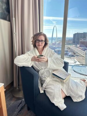 Jenna Fischer Instagram - One year later. Same hotel. Longer hair. Another great trip to St. Louis for my family’s Thanksmas celebration! Another cozy stay at my favorite hotel @fsstlouis 
 
It was exactly 2 years ago in December 2023 that I got the news I had breast cancer. All of my diagnosis and treatment dates are burned into my brain. These “anniversaries” inspire reflection. I try to take a moment and sit with all that has happened.
 
I’m thankful for so many things…health, family, our crazy pets that make us laugh. I’m also very grateful for working.  While 2024 was all about cancer treatments, 2025 has been a creative adventure. I spent most of 2024 in an easy chair in my living room. In 2025 I got to travel and film New Years Rev in Oklahoma City and then perform Ashland Avenue at The Goodman Theater in Chicago. Acting again has fed my soul. And, getting to do my podcast Office Ladies each week with my BFF Angela Kinsey is the constant. We started adding a monthly Friday Chit Chat and expanded our @officeladiespod network to include @howwemadeyourmother When I got my diagnosis I wondered if I’d ever be able to work again. So, this past year filled with work and artistic growth has been so meaningful.
 
Most of all I’m thankful to be cancer free. I’m grateful every time I have a new scan and I get that news. (My pink sisters know the anxiety that comes with those scans.)
 
Sending my love to anyone battling a health issue right now. And to everyone else, please don’t skip your mammograms, colonoscopies and skin checks. Happy belated Thanksgiving. I’m going to post more about my trip to St. Louis over this next week and in my stories! We had a blast!