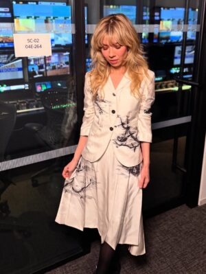 Jennette McCurdy Instagram - i love these looks from the Half His Age press tour 💜

styling @jamesyardley 
styling asst. @danikleinmanstylist @ruby__elizabeth @rachelzloo 
hair @_hairbylaurie 
mua @meredithbaraf