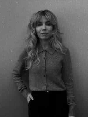 Jennette McCurdy Instagram - i love these looks from the Half His Age press tour 💜

styling @jamesyardley 
styling asst. @danikleinmanstylist @ruby__elizabeth @rachelzloo 
hair @_hairbylaurie 
mua @meredithbaraf