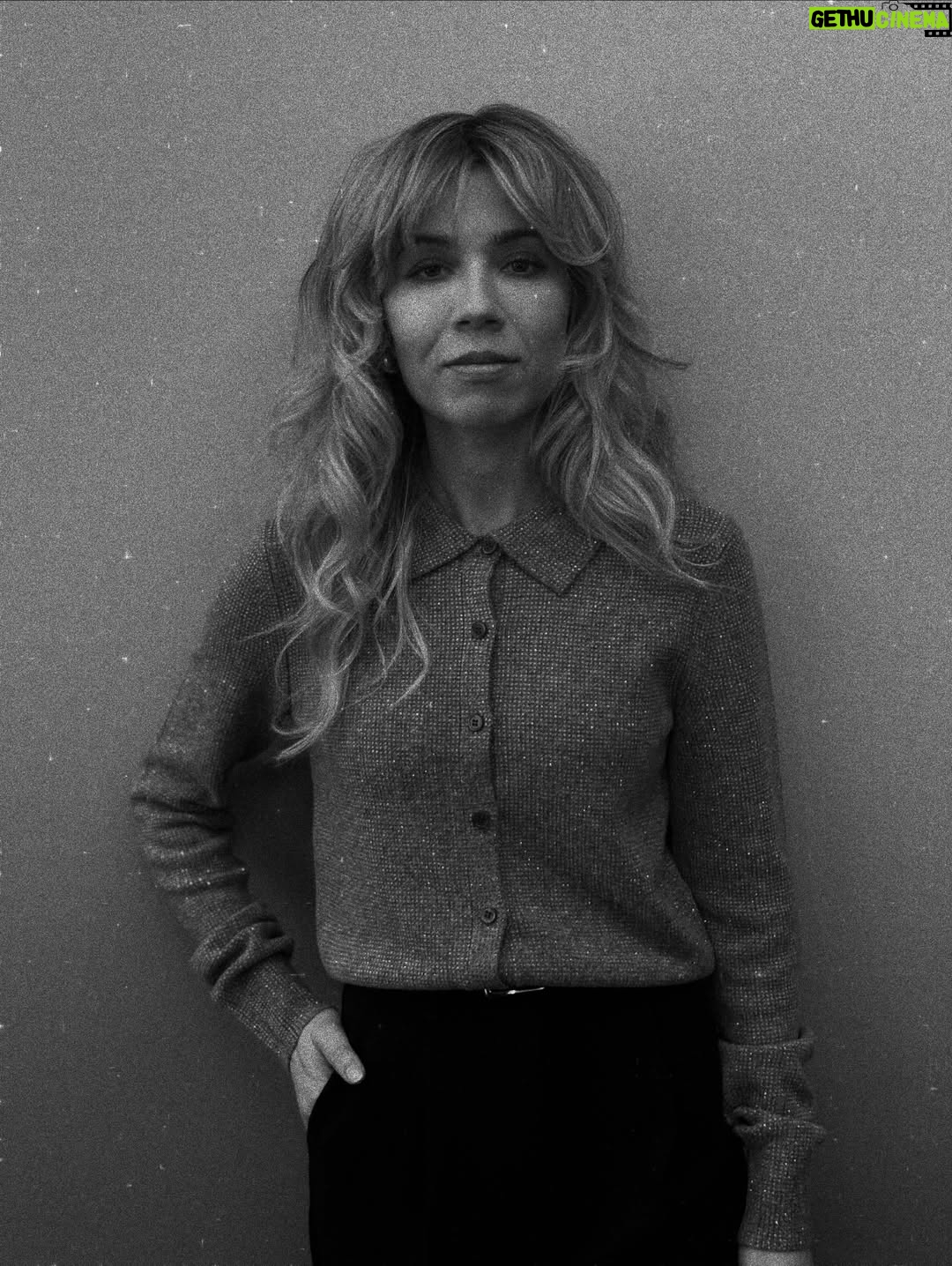 Jennette McCurdy - 331.9K Likes - i love these looks from the Half His Age press tour 💜

styling @jamesyardley 
styling asst. @danikleinmanstylist @ruby__elizabeth @rachelzloo 
hair @_hairbylaurie 
mua @meredithbaraf