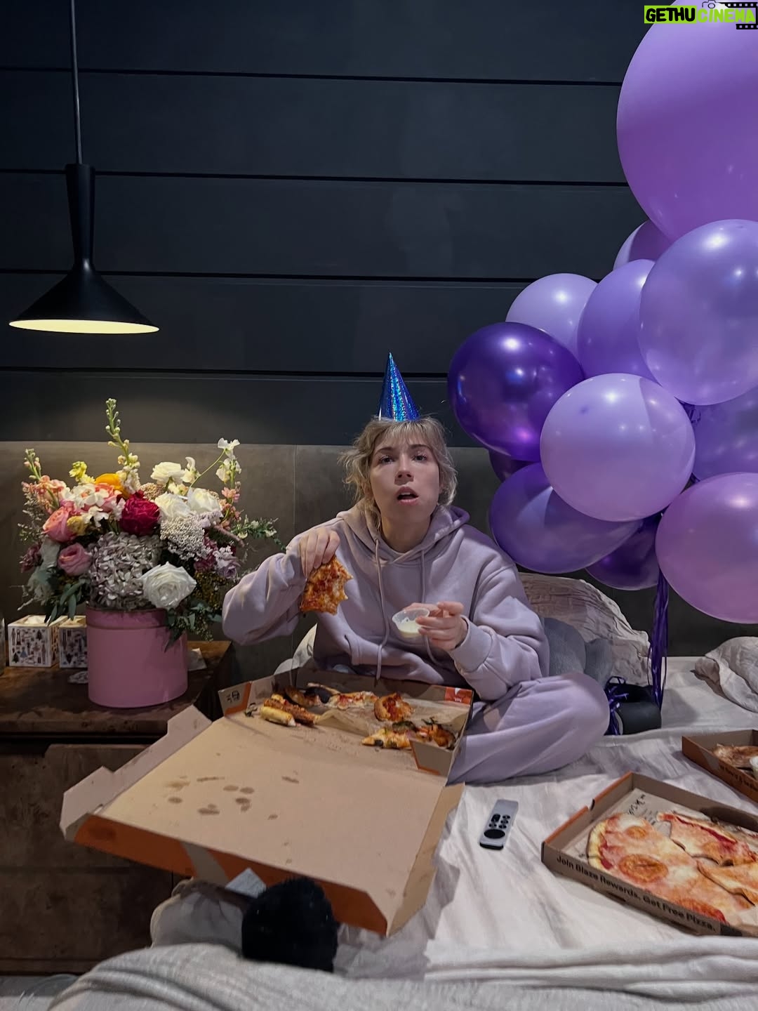 Jennette McCurdy - 784.3K Likes - thank you for making Half His Age a New York Times and Sunday Times bestseller !!
seeing how you resonate with it and love it and see your past self in waldo is so meaningful to me. thank you. and most of all, thank you to @blazepizza and @jeffprobst. <blows conch horn>
