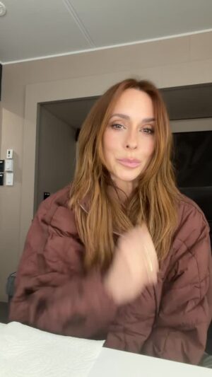 Jennifer Love Hewitt Instagram - Time in the trailer because you got to work early. I have loved learning this song again. @jessiej I have always loved you! ❤️