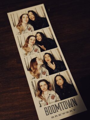 Jennifer Stone Instagram - 3…2…2025 📸✨
#photobooth #polaroid #girlsonfilm #happynewyear #2026