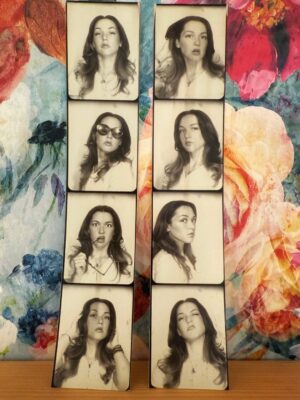 Jennifer Stone Instagram - 3…2…2025 📸✨
#photobooth #polaroid #girlsonfilm #happynewyear #2026