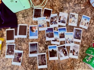 Jennifer Stone Instagram - 3…2…2025 📸✨
#photobooth #polaroid #girlsonfilm #happynewyear #2026