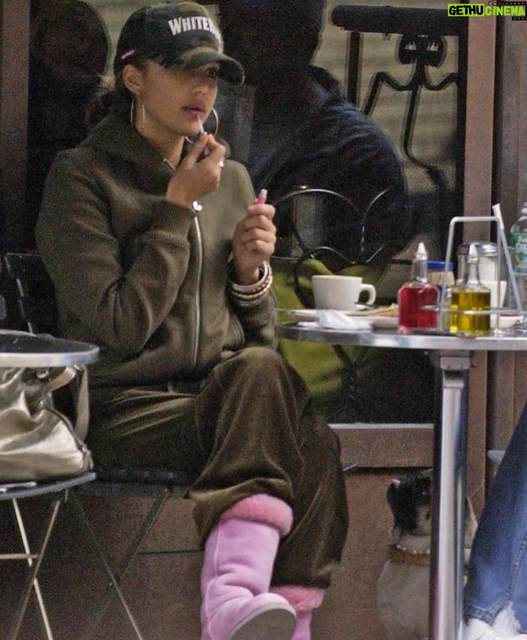 Jessica Alba - 403.8K Likes - She was suuuuuch a mood 😂
