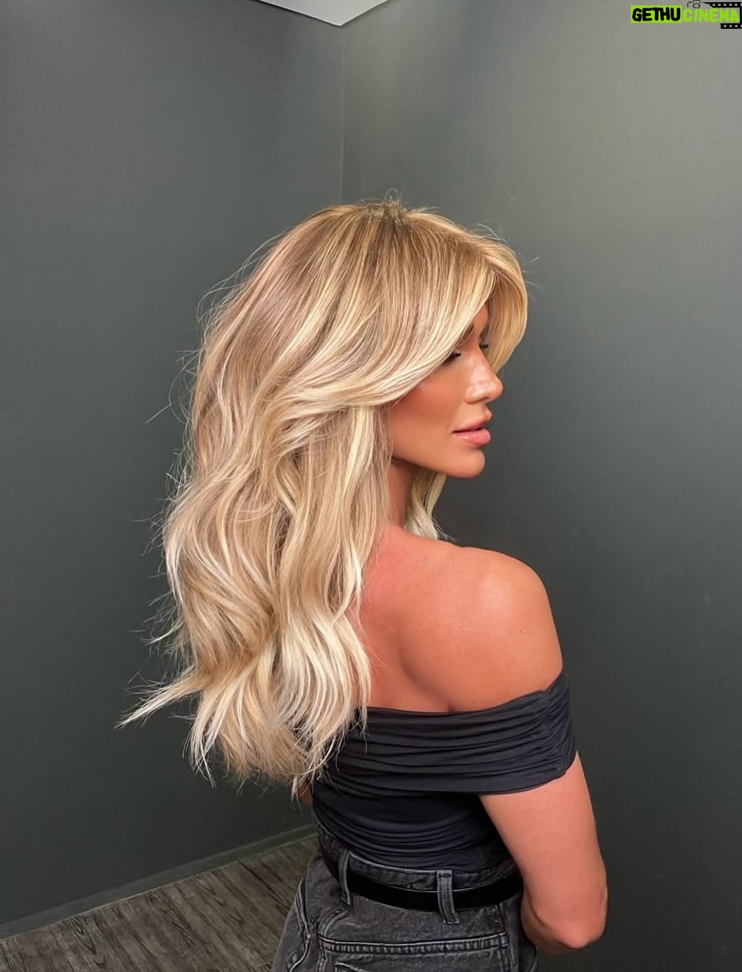 Jéssica Belcost - 6.4K Likes - Loiro Barbie 2026 atualizado com sucesso! 💕

Quando a gente pensa que o @daniloherbert já fez um cabelo bonito, ele vai e supera todas as nossas expectativas, né?!

Amei!! 😍 
Gostaram?

#cabelosloiros #loirodossonhos #blondehair