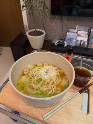 Jessica Ho Lok Yiu Instagram - 最近排緊舞台劇,每天都在發育!有興趣入場支持下!(《三一萬能合》)🍀🌱🌱