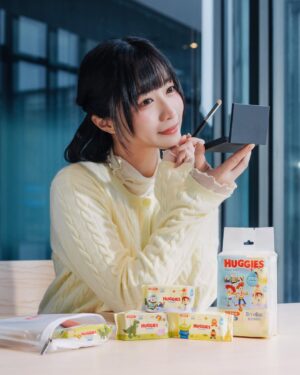 Jessica Ho Lok Yiu Instagram - 做野成日都有化妝c幫手化妝,我都會偷師學下有咩技巧同埋自己買啲化妝好物嚟用
近排發現化妝c每次清潔同補妝都會用Huggies純水嬰兒濕紙巾,就開始入坑了~😍
而家原來出咗mini版,細細包拎出街超方便仲有期間限定Toy Story版本!!!啱啱去完旅行都帶咗去補妝勁方便!🙌🏻
Huggies係BB用品brand , bb用得,sica bb都用得XDDDD
Huggies超迷你純水嬰兒濕紙巾
-用八重淨化飲用級純淨水 通過美國皮膚科測試架 口手可用👨🏻⚕️
-純淨無添加 清潔力夠之餘又好溫和💧
-質地夠厚唔會好易爛 ✅
就算我係敏感肌抹面都唔會敏感
平時出街要補妝一張就可以抹走斑駁嘅位置
食嘢前亦都可以幫手抹走唇膏,抹手同餐具🍴
Mini版放入手袋啱啱好 就算用小廢包都ok!👜
自從帶左Huggies濕紙巾出街整污糟或者隨時要補妝都唔驚啦
佢哋而家包裝仲係期間限定,有我好中意既Toy story,勁得意呀~🥰
快啲買嚟試吓啦 一齊由細節入手做精緻女生!👭🏻
#HuggiesHK #Huggies超迷你純水嬰兒濕紙巾 #口手可用 #補妝必備 #小廢包都袋到