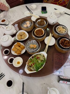 Jessica Ho Lok Yiu Instagram - 我的老友全部返了香港,日日見到軍訓咁樣(仲有件未走,現在一起吃緊飯)
