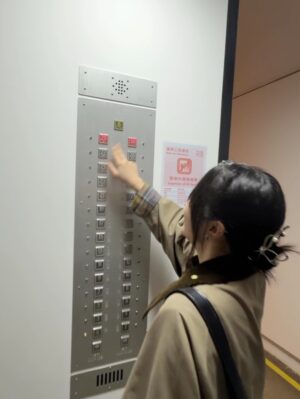 Jessica Ho Lok Yiu Instagram - 我的老友全部返了香港,日日見到軍訓咁樣(仲有件未走,現在一起吃緊飯)