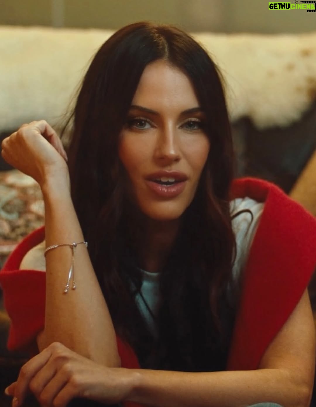 Jessica Lowndes - 1.8K Likes - Woke up to 3M on 3/3… 🥹✨“Praying For Me” just hit 3 MILLION and my heart is so full! 🥹😆 Thank you from the bottom of my heart! 🔗 in bio! 

I absolutely love writing music! I made this project independently with the MOST incredible team of creatives and to see this song and video connect like this means so much! 

Thank you for every single view, share, message and moment you’ve spent with this song. I feel it all. ♥️♥️♥️