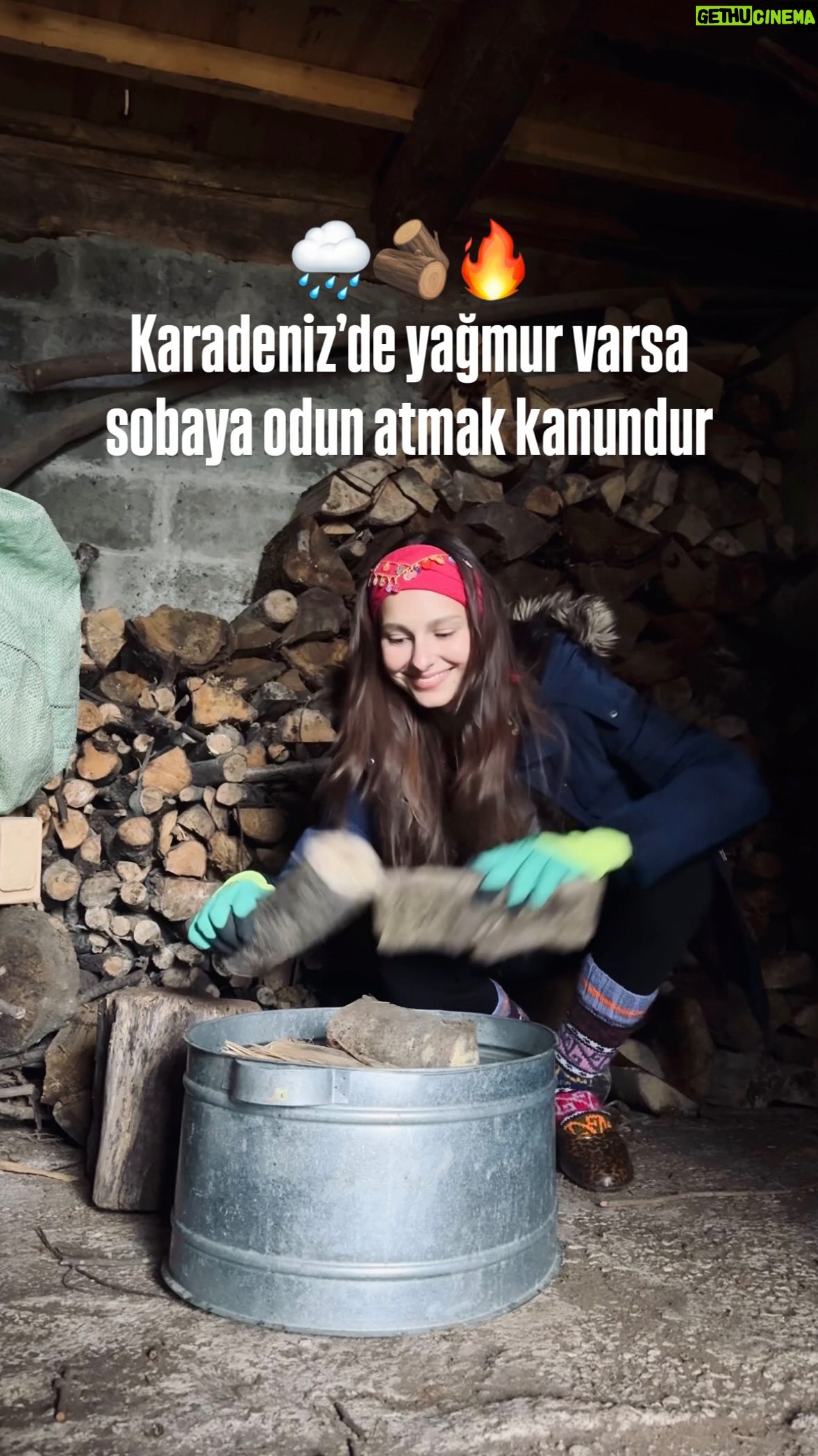 Jessica May - 89.2K Likes - Sabah kalkınca ilk işim 🪵🔥
Yanıyor olabilir; ama garantiye aldım 💯😅

Na casa da montanha, a primeira coisa que faço ao acordar 🪵🔥
Pode já estar acesa…  Mas é melhor garantir 💯😅 

#karadeniz #ri̇ze