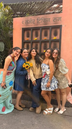 Jhanvi Bhatia Instagram - same same 💅🏻