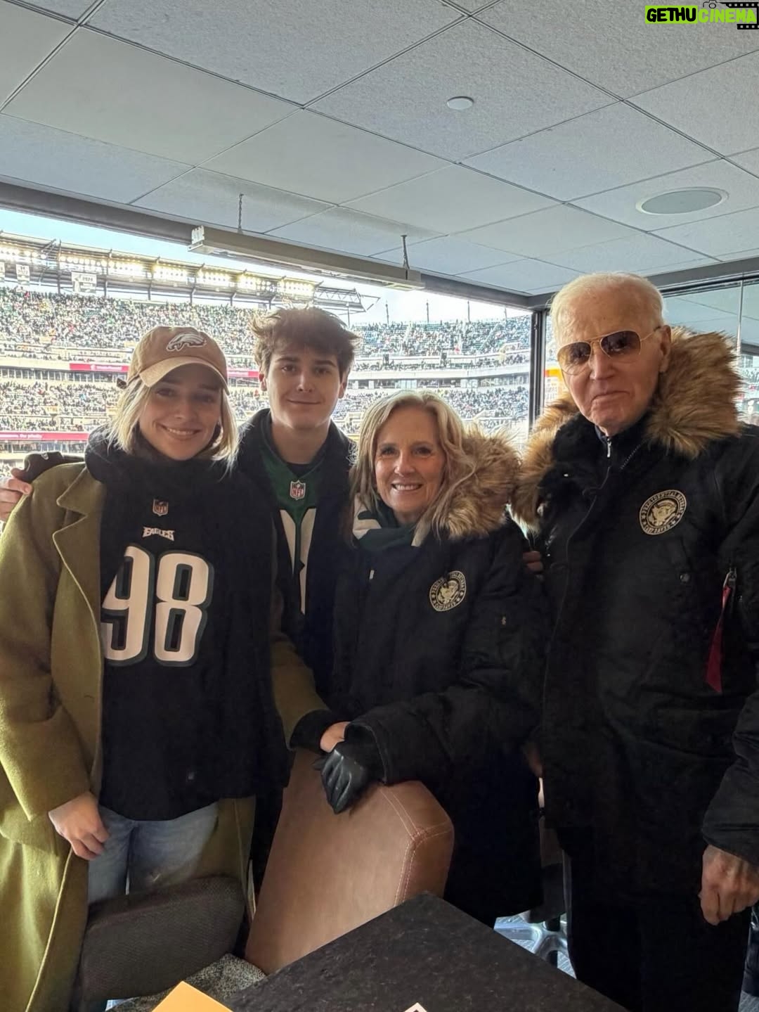 Jill Biden - 437.1K Likes - Love days like this: family   the Eagles   a win! 💚🦅