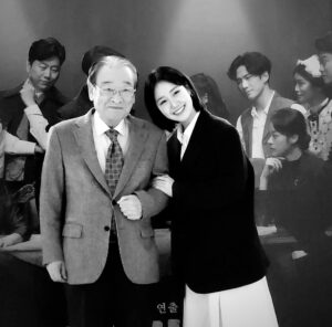 Jin Ji-hee Instagram - 선생님께서 보여주신 연기에 대한 진지함, 
무대 위에서의 책임감,
그리고 연기라는 길을 넘어선 삶의 태도까지..
모든 모습을 선생님 곁에서 직접 보고 배울 수 있었기에
진심으로 감사했습니다.

선생님과 함께 나눈 수많은 순간들..
촬영장에서의 대화,
무대 위에서 선생님과 아이컨택하며 느꼈던 긴장과 설렘.
이 모든 시간을 제 마음 속에 고이 간직하겠습니다.

제게 남겨주신 따뜻한 마음,
늘 기억하며 지켜가겠습니다.

감사합니다.
존경합니다.
사랑합니다.